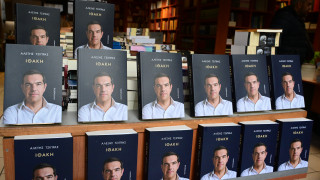 «Πίσω από τις λέξεις»: Ο Τσίπρας «τρόλαρε» τους επικριτές του βιβλίου «Ιθάκη»