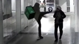 Ντελιβεράς χτύπησε εν ψυχρώ στο κεφάλι ηλικιωμένη γυναίκα (vid)