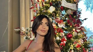 Σύντροφος παίκτη έβαλε... φωτιά ποζάροντας με εσώρουχα μπροστά από το Χριστουγεννιάτικο δέντρο