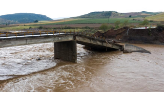 Υπερχείλισε ο Ενιπέας λόγω της κακοκαιρίας: «Καμπανάκι» από το 112