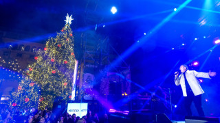 Θεσσαλονίκη-Άναψε το χριστουγεννιάτικο δέντρο: «Βρέχει χαμόγελα, αισιοδοξία κι ελπίδα»