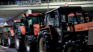 Θεσσαλονίκη: Με τα... πόδια στο αεροδρόμιο «Μακεδονία» λόγω των αγροτικών μπλόκων