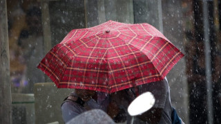 Ο καιρός της Δευτέρας (9/2): Βροχές, καταιγίδες και πτώση της θερμοκρασίας