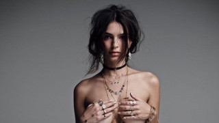 Tο Χριστουγεννιάτικο video της Ratajkowski που σε απογειώνει!