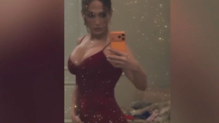 Τζένιφερ Λόπες: Ευχήθηκε «Καλά Χριστούγεννα» με καυτό φόρεμα