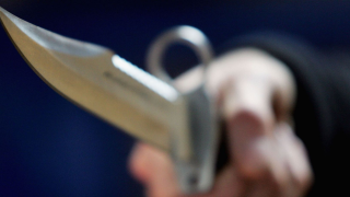 Απίστευτο σκηνικό: Μαχαίρωσε δύο άτομα στο κέντρο της Λάρισας