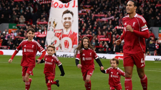 Στιγμές συγκίνησης στο Άνφιλντ: Οι γιοι του Ζότα συνόδευσαν τις μασκότ πριν το Λίβερπουλ-Γουλβς