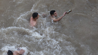 Θεοφάνεια: Βούτηξε στο λιμάνι, έπιασε τον σταυρό και...έκανε «φτερά»