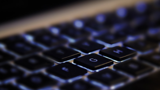 Ο λόγος που τα πληκτρολόγια δεν έχουν τα γράμματα σε αλφαβητική σειρά