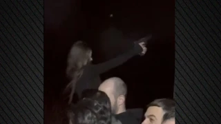 Έρευνα για την αστυνομικό που φαίνεται σε βίντεο να πυροβολεί... άσκοπα