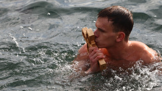 Θεσσαλονίκη: Ο Στέργιος Παγωνίδης από τον Εύοσμο έπιασε τον Τίμιο Σταυρό στον Θερμαϊκό