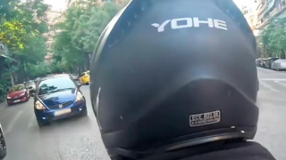 Οδηγός μηχανής γκαζώνει και παραβιάζει όλο τον ΚΟΚ στο κέντρο της Αθήνας