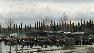 Προκλητική συμπεριφορά της Αστυνομίας έξω από το AELFC Arena