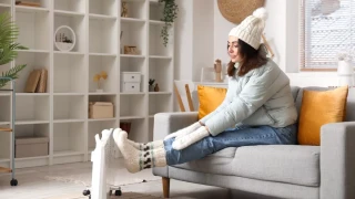 Κρύα χέρια και πόδια: Πότε είναι φυσιολογικό και πότε δείχνει πρόβλημα υγείας