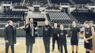 Ο σπουδαίος Κεν Μπάρλοου στην προπόνηση του ΠΑΟΚ πριν τον αγώνα με τον Παναθηναϊκό