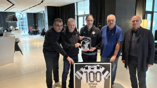 CLUB ΦΙΛΩΝ ΠΑΟΚ: Αναμνηστική πλακέτα και φανέλα του ΠΑΟΚ στον ΟΦΗ για τα 100 χρόνια