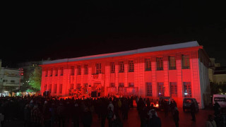 Το Δημαρχείο Καλαμαριάς φωταγωγήθηκε τιμώντας τα 100 χρόνια ιστορίας του Απόλλωνα