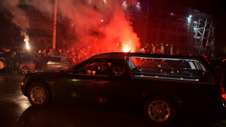ΣΥΓΚΛΟΝΙΣΤΙΚΕΣ ΣΤΙΓΜΕΣ: Έφτασαν οι σοροί των οπαδών του ΠΑΟΚ στην Τούμπα