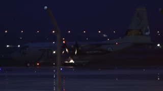 Στη Θεσσαλονίκη έφτασε το C-130 με τις σορούς των οπαδών του ΠΑΟΚ