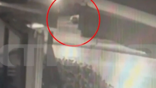 Κεραμικός: Η στιγμή που ο μπασκετμπολίστας κινείται στις γραμμές του τρένου