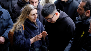 Στο τρισάγιο του Άλκη Καμπανού ο Ρίτσαρντ Σιάο-Πλήθος κόσμου έδωσε «παρών»