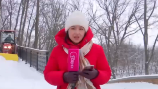 Κίεβο: Κύμα χιονιού από... εκχιονιστικό κάλυψε ρεπόρτερ