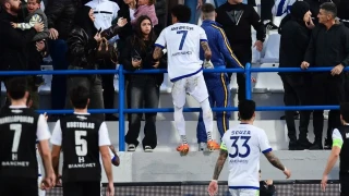 Χαμός στο Κηφισιά-ΟΦΗ: Ένταση στην κερκίδα, έτρεξε να απομακρύνει τον γιο του ο Αντόνισε