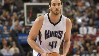 Πληθαίνουν        οι         μνηστήρες για τον     Κουφό!