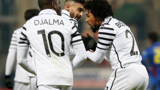 Με      ομάδα     μεγάλη     όλοι   είναι  άξιοι...