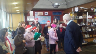 Είπαν τα κάλαντα στον Γιάννη Μπουτάρη (ΒΙΝΤΕΟ & ΦΩΤΟ)