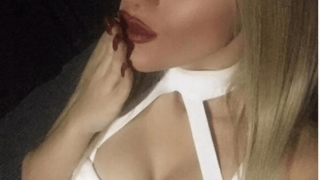 Eυχές από Ελληνίδα τραγουδίστρια με μπούστο που κολάζει!