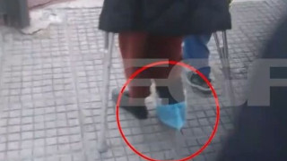 Νηπιαγωγός πηγαίνει στο σχολείο με γύψο για να μη χάσει τη θέση της (vid)