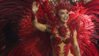 Η σύντροφος του Βινίσιους τρέλανε το καρναβάλι του Ρίο