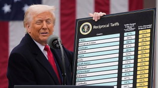 Τραμπ: Επέβαλε παγκόσμιο δασμό 10% παρά το μπλόκο του Ανώτατου Δικαστηρίου