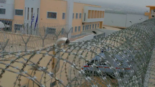 «Ντου» σε φυλακές Δομοκού και Διαβατών: Νέες συλλήψεις και έρευνες στο κελί του Ριζάι