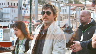 Ύδρα: Απολογήθηκε για το «ΜΤΓΣ» ο υπεύθυνος των κομπάρσων στην ταινία του Μπραντ Πιτ