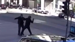 «Βγήκαν» μαχαίρια στα Πατήσια-Άγριος τσακωμός μεταξύ οδηγών (vid)