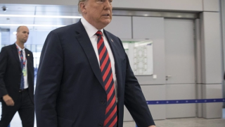 Τραμπ για Χαμενεΐ: «Τον έφαγα πριν με φάει»