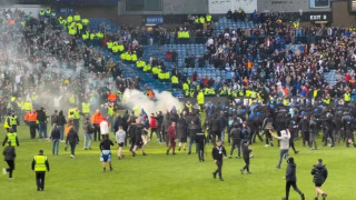 Χάος στο ντέρμπι: Εισβολή οπαδών και επεισόδια μετά την πρόκριση της Σέλτικ επί της Ρέιντζερς