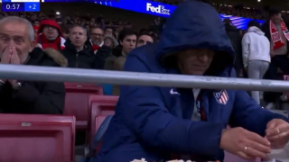 Φίλαθλος της Ατλέτικο έφτιαχνε... βρώμικο την ώρα του ματς με την Τότεναμ