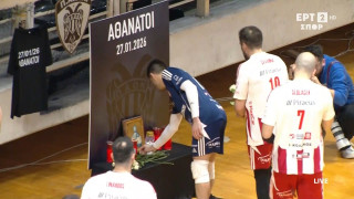 ΠΑΟΚ - Ολυμπιακός: Οι ερυθρόλευκοι κατέθεσαν λουλούδια στην μνήμη των θυμάτων του δυστυχήματος στην Ρουμανία