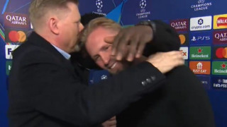 Συγκίνηση στο «αντίο» του Κάσπερ Σμάιχελ, στο πλάι του πατέρα του