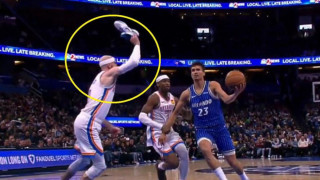 NBA: Ο Καρούσο πήγε για τάπα με το... παπούτσι του!