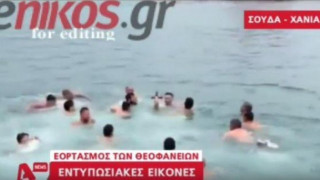 Βούτηξαν για τον σταυρό με μπουφάν και σκούφους τα Θεοφάνεια! (ΒΙΝΤΕΟ)