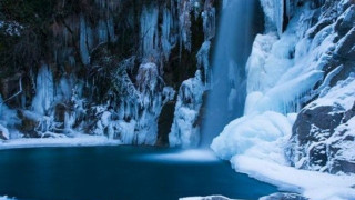 Εντυπωσιακή φωτογραφία με παγωμένο καταρράκτη στο Ζαγόρι