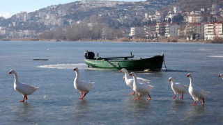 Μαγικές εικόνες: Πάγωσε η Μικρή Πρέσπα και η λίμνη της Καστοριάς