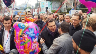 ΤΩΡΑ: Ο Αλέξης Τσιπρας στη ΔΕΘ - Αγκαλιές από προσφυγόπουλα & σέλφι!