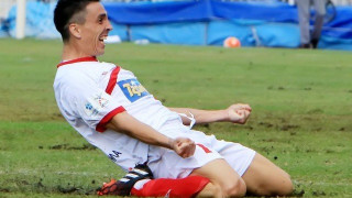 Παρακολουθεί διακριτικά                τον Ριζογιάννη