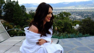 H Μέγκαν Φοξ     με        μία           πετσέτα μόνο