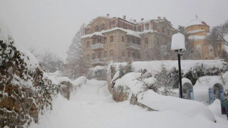 Άγιο Όρος: Πανέμορφες εικόνες από το χιονισμένο τοπίο των Καρυών